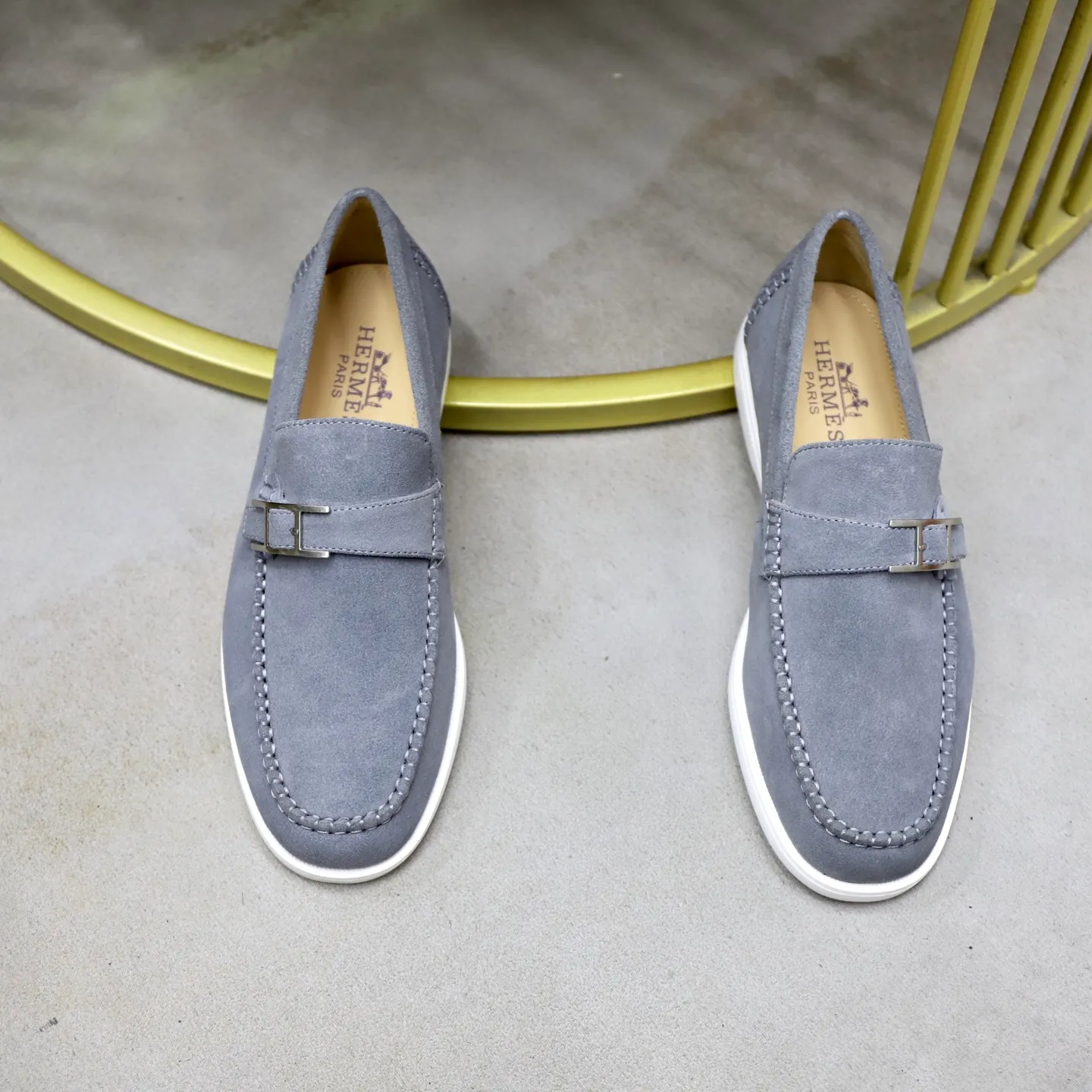 Ex-factory price: 540💰Hermès/Hermès slip-on men's shoes. This shoe is made of imported cow suede leather, with simple and smooth lines, and a 3CM rubber foam ultra-light sole combined with aerodynamic design! Youthful and fashionable, H button decoration, contrasting leather embellishment on the heel, calf lining to gently wrap your feet, with embossed logo cowhide feet, leather rock strips, casual and urban style, highlighting youthful vitality, sports and leisure version, super versatile Size number: 38-39-40-41-42-43-44 Standard leather shoe size (45 can be customized but does not support returns)